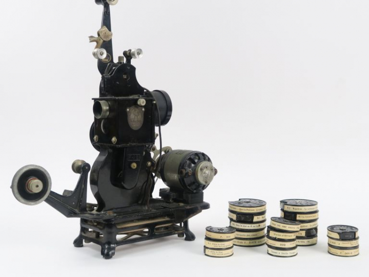 PATHÉ BABY. Projecteur n°267764 - G2 avec 20 films.