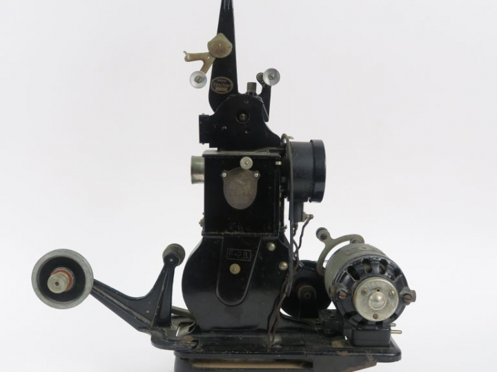 PATHÉ BABY. Projecteur n°267764 - G2 avec 20 films.