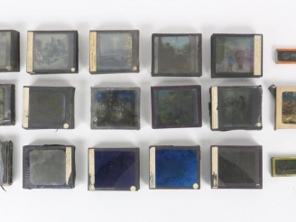 Vente aux enchères Lot important de plaques pour stéréoscopes ou projecteurs.