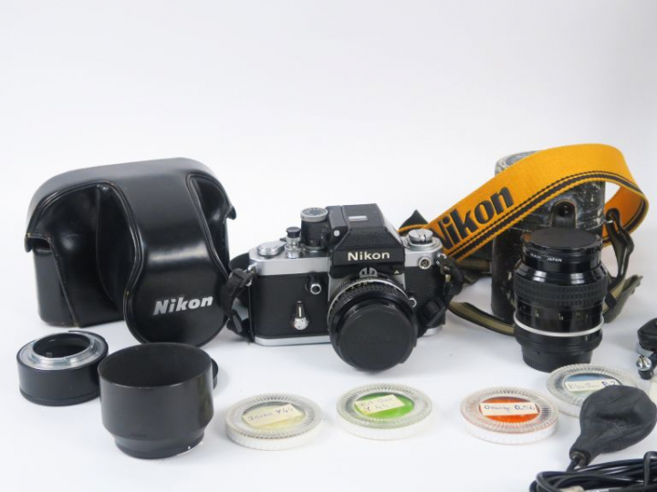 NIKON F2 n°7850656 avec deux objectifs : Objectif NIKKOR 1 : 1.4 50 mm