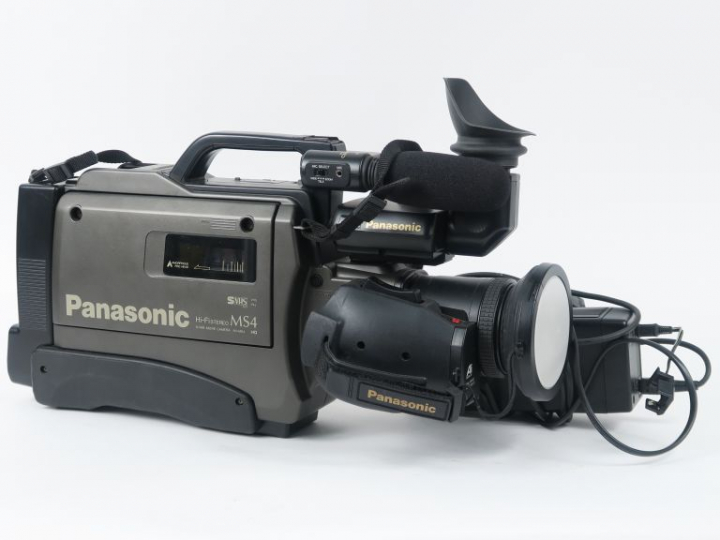 Caméscope PANASONIC NV-MS4E avec chargeur et sacoche de transport.