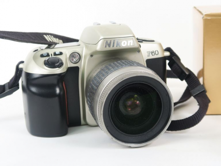 NIKON F60 n° 2860805 avec objectif NIKON AF NIKKOR 28-80 mm 1 :3.3 – 5