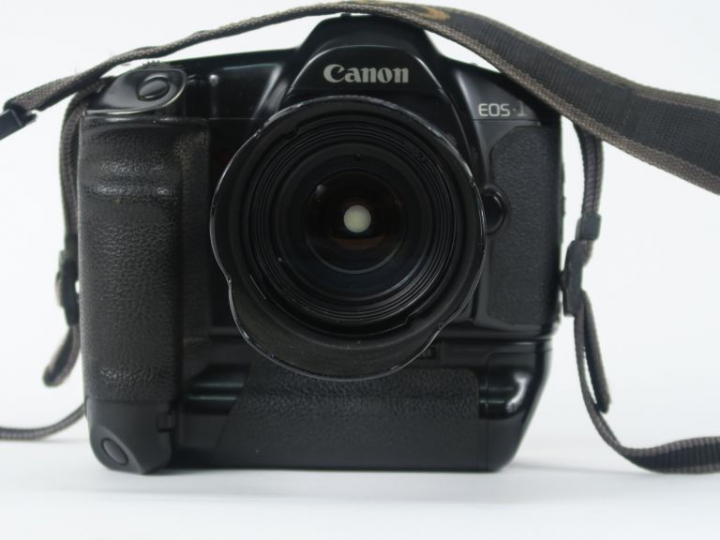 CANON EOS-1 n° 155955 avec objectif CANON 28-105mm f 1 :3.5-4.5 et par