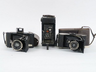 Vente aux enchères Lot de trois foldings : AGFA JGESTAR f: 8.8 AGFA JGESTAR f: 8.8 avec é