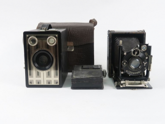 Vente aux enchères KODAK BROWNIE JUNIOR (SIX-16) avec housse + Folding obturateur COMPUR 