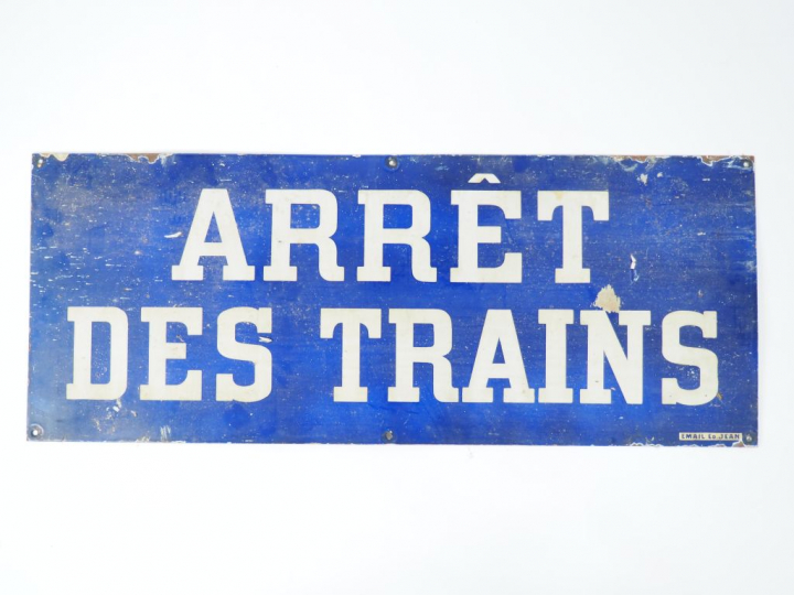 ARRÊT DES TRAINS. Plaque émaillée. Dim. : 40 x 100 cm. (accidents)