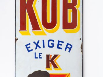 LE BOUILLON KUB. Plaque émaillée. Dim. : 98 x 33 cm. (accidents)