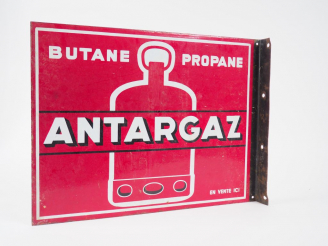 Vente aux enchères ANTARGAZ. Plaque émaillée. Dim. : 45 x 58 cm.