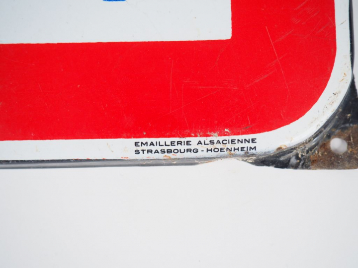 ENGRAIS D'AUBY. Plaque émaillée, Signée Emaillerie alsacienne. Dim. : 