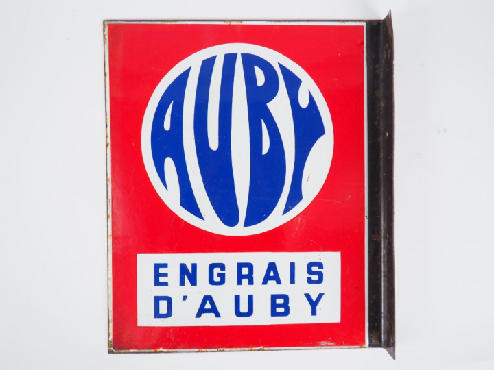 ENGRAIS D'AUBY. Plaque émaillée. Dim. : 48 x 38 cm.