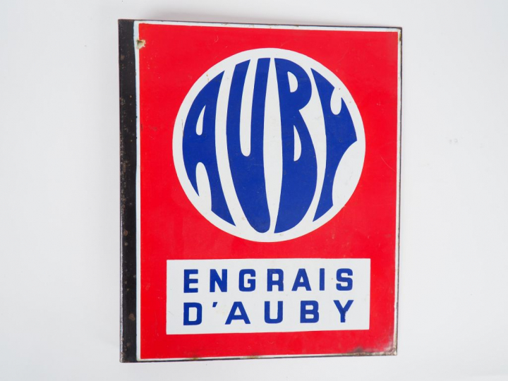 ENGRAIS D'AUBY. Plaque émaillée. Dim. : 48 x 38 cm.