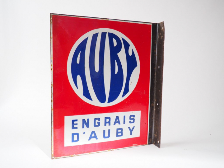 ENGRAIS D'AUBY. Plaque émaillée. Dim. : 48 x 38 cm.