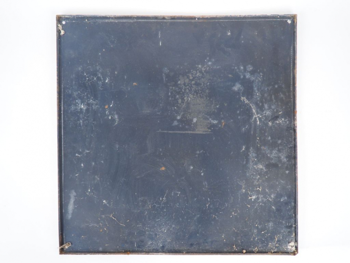 ONIA. Plaque émaillée, signée Emaillerie alsacienne. Dim. : 58 x 58 cm