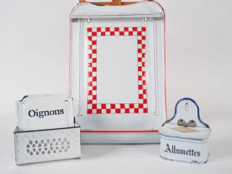 Vente aux enchères Lot de trois présentoirs en tôle émaillée. Dim. : 50 x 45 cm/20 x 17 c