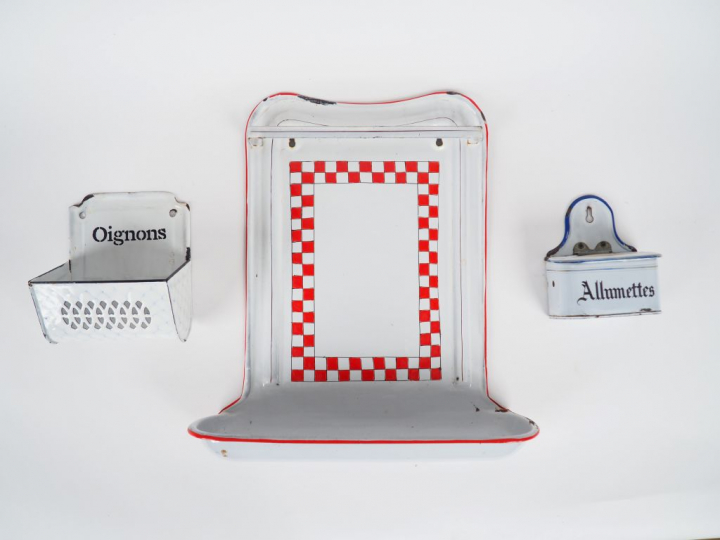 Lot de trois présentoirs en tôle émaillée. Dim. : 50 x 45 cm/20 x 17 c