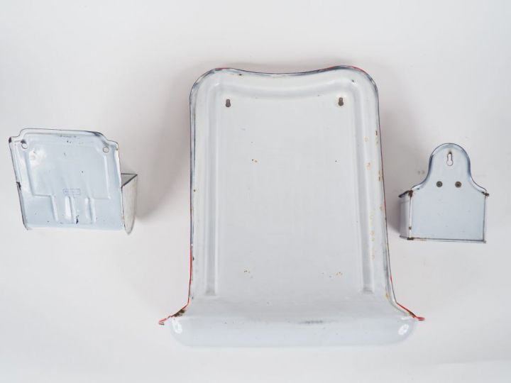 Lot de trois présentoirs en tôle émaillée. Dim. : 50 x 45 cm/20 x 17 c