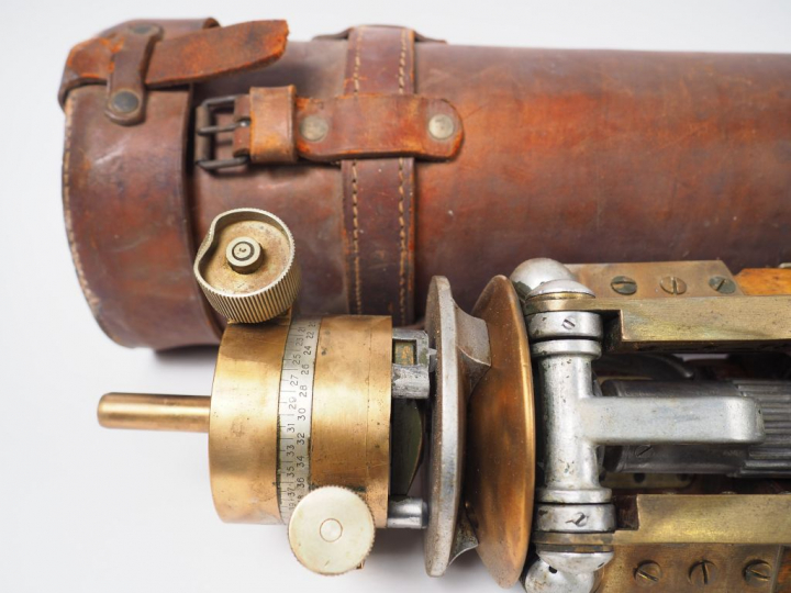 SRPI Puteaux, grand trépied en bronze et bois n°51/4  'M.C' MLE 1939 n