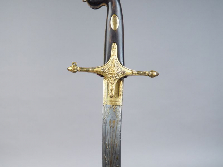 Sabre de cavalerie à l’orientale. Belle lame courbe en Damas de 780 mm