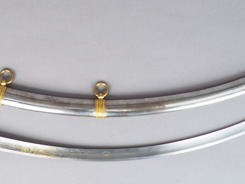 Sabre de cavalerie à l’orientale. Belle lame courbe en Damas de 780 mm