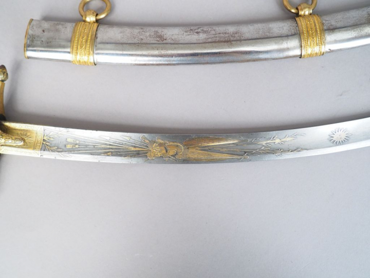 Sabre de cavalerie à l’orientale. Belle lame courbe en Damas de 780 mm