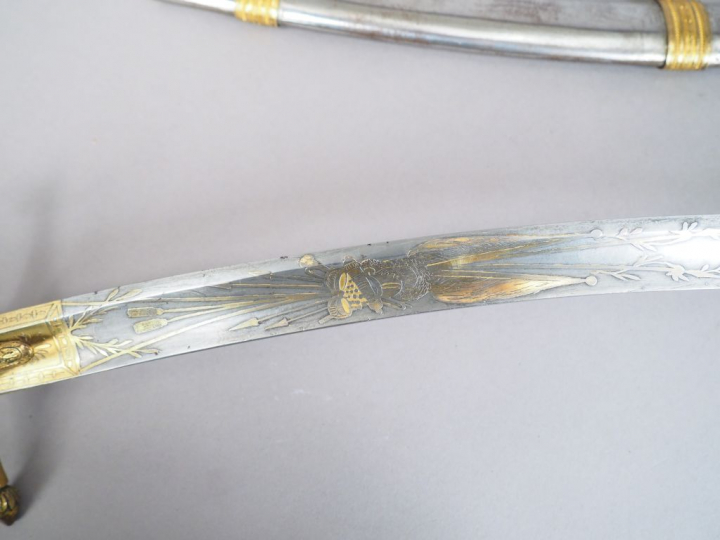 Sabre de cavalerie à l’orientale. Belle lame courbe en Damas de 780 mm