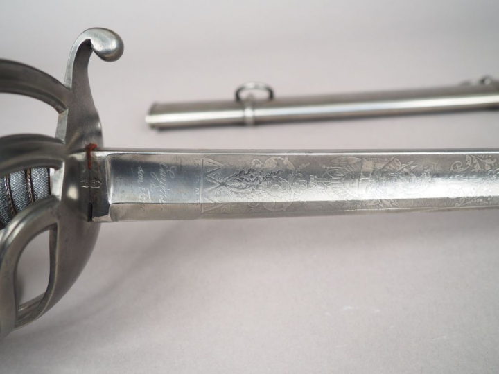 Sabre d’officier de cavalerie de luxe, lame en damas, gravure à l’acid