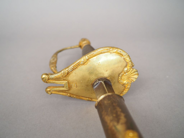 Epée d’officier des cent-gardes. Belle lame de section triangulaire à 