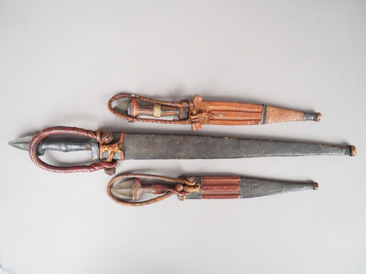 Lot de trois poignards à lame symétrique, fusée et fourreau habillés d