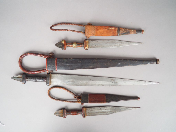 Lot de trois poignards à lame symétrique, fusée et fourreau habillés d