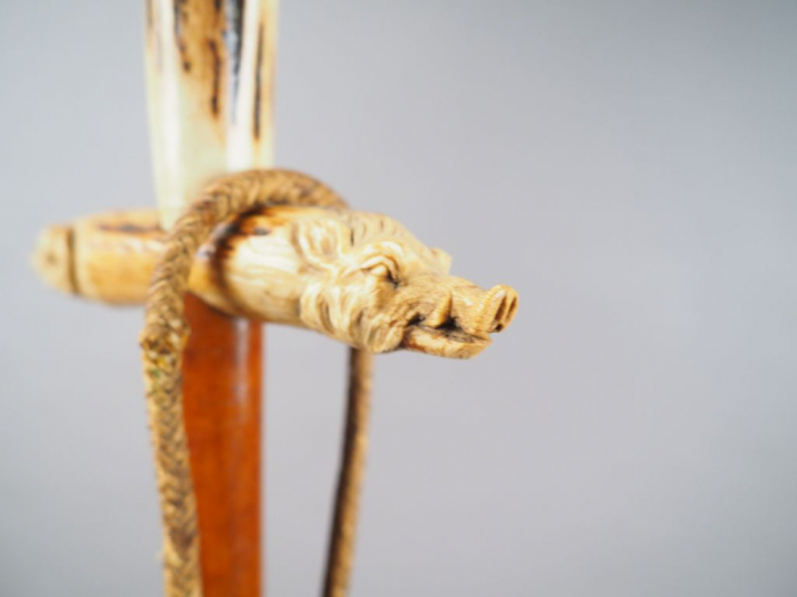 Dague de vènerie en corne sculptée, à décor de tête de chien de chasse