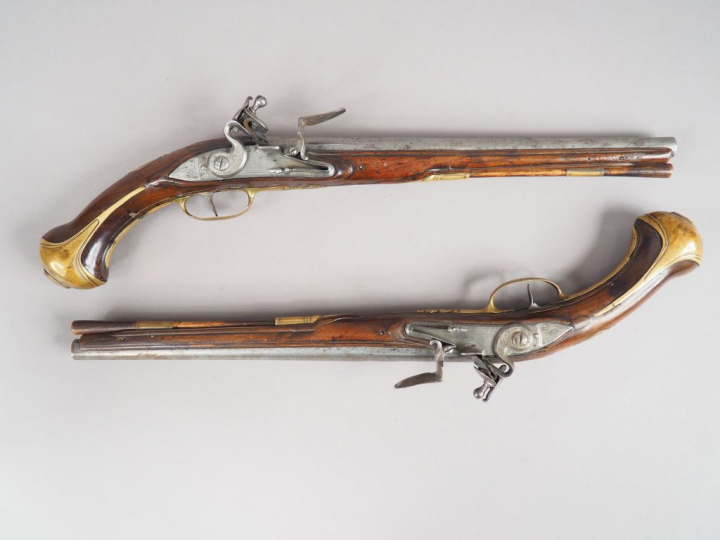 Grande paire de pistolets d’arçon à silex 1er tiers du XVIIIème par « 