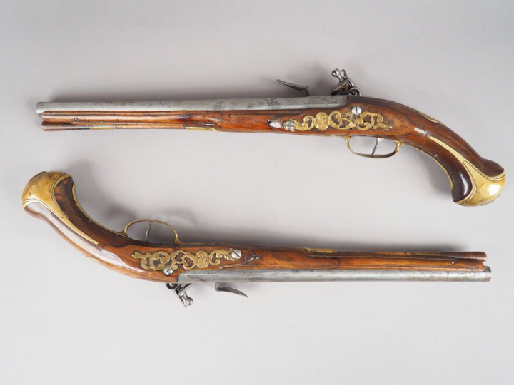 Grande paire de pistolets d’arçon à silex 1er tiers du XVIIIème par « 