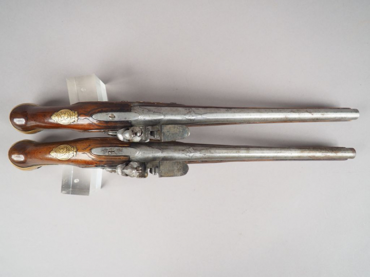 Grande paire de pistolets d’arçon à silex 1er tiers du XVIIIème par « 