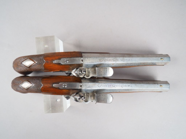 Belle paire de pistolets d’officier à silex montés fer, canons légèrem