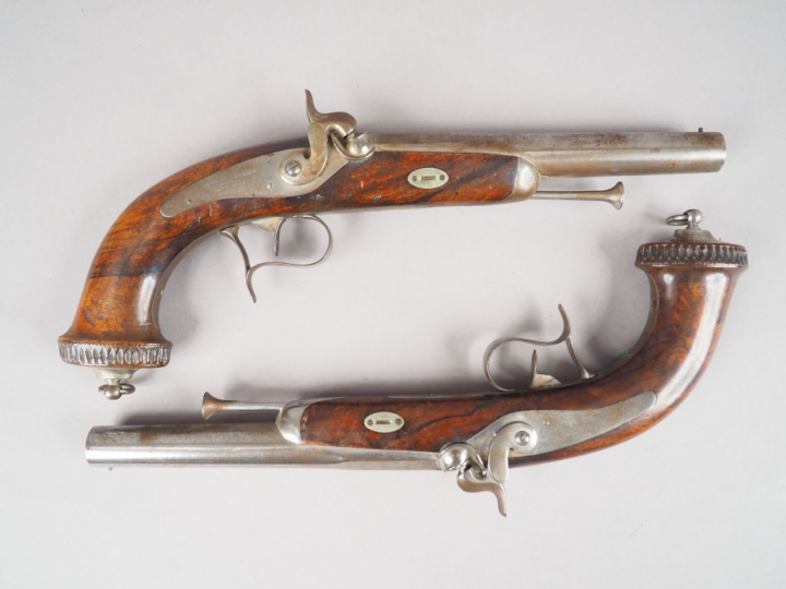 Belle et robuste paire de pistolets de combat à percussion et platines