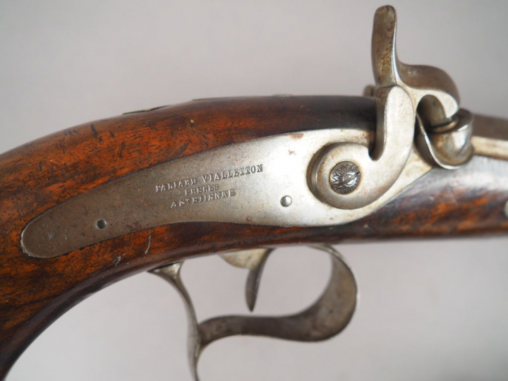 Belle et robuste paire de pistolets de combat à percussion et platines