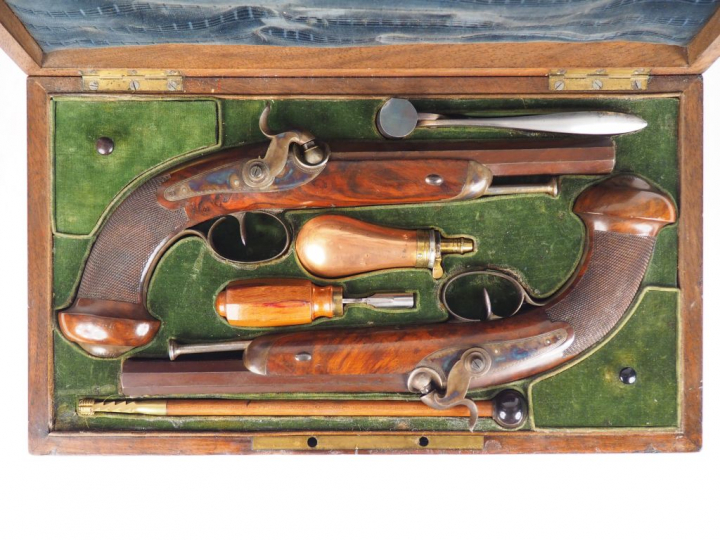 Belle paire de pistolets de combat à percussion et platine à l’arrière