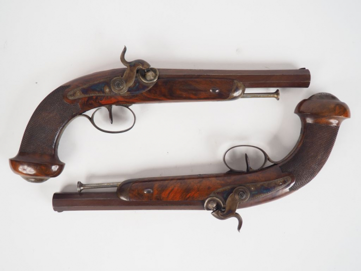 Belle paire de pistolets de combat à percussion et platine à l’arrière