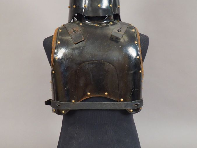 Intéressant ensemble composé d’une cuirasse et d’un pot de tête des sa