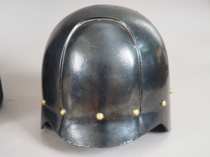 Intéressant ensemble composé d’une cuirasse et d’un pot de tête des sa