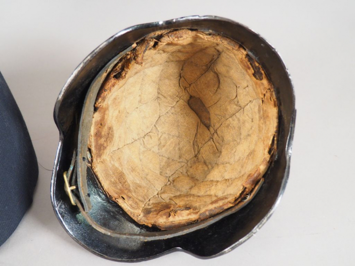 Intéressant ensemble composé d’une cuirasse et d’un pot de tête des sa