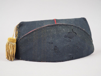 Vente aux enchères Bonnet de police d’officier d’artillerie en drap bleu nuit, passepoil 