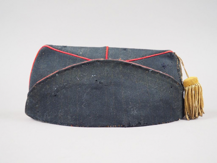 Bonnet de police d’officier d’artillerie en drap bleu nuit, passepoil 