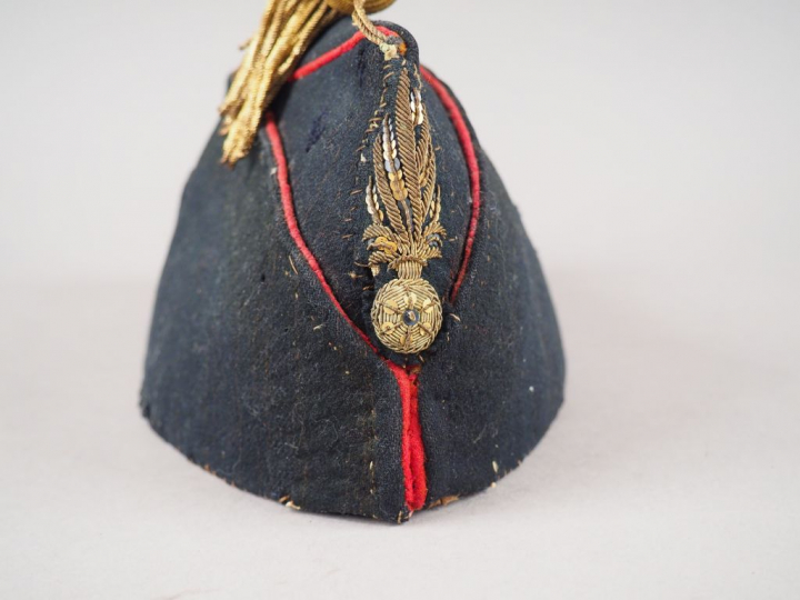 Bonnet de police d’officier d’artillerie en drap bleu nuit, passepoil 