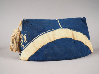 Vente aux enchères Bonnet de police de lancier de la garde impériale troupe modèle 1860, 