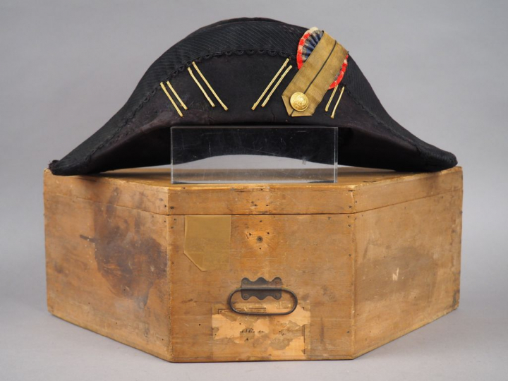 Boite en bois  (manque fermoir) contenant un bicorne en taupé noir, la