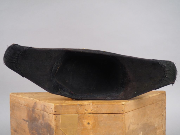 Boite en bois  (manque fermoir) contenant un bicorne en taupé noir, la