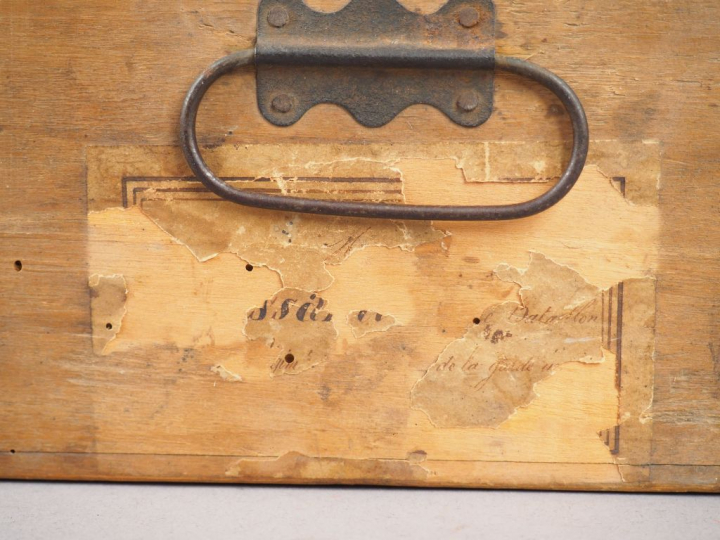 Boite en bois  (manque fermoir) contenant un bicorne en taupé noir, la