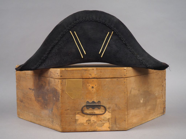 Boite en bois  (manque fermoir) contenant un bicorne en taupé noir, la