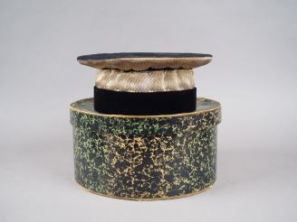 Vente aux enchères Boite ronde en cartonnage vert et noir contenant un mortier de justice